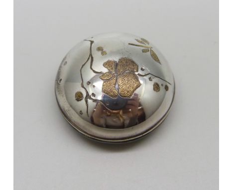 A silver pill box with Japanese decoration, London 1984, 15g, 32mm diameter 