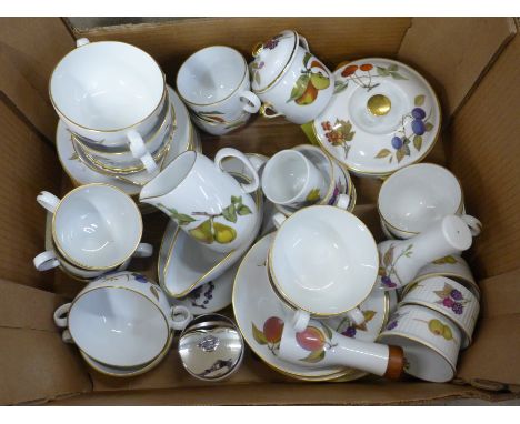 Royal Worcester Evesham china **PLEASE NOTE THIS LOT IS NOT ELIGIBLE FOR IN-HOUSE POSTING AND PACKING** 