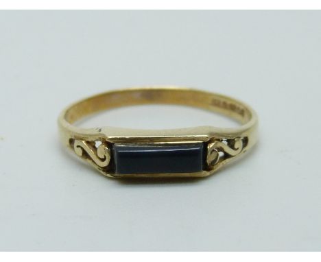 A 9ct gold ring set with onyx, 1.1g, M 