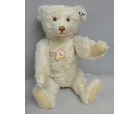 A Steiff replica 1929 teddy bear, limited edition, with certificate, boxed 