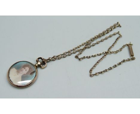 An Edwardian 9ct gold photograph pendant, Birmingham, 1906, 3.5cm, 3.2g, on a rolled gold chain 