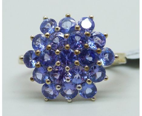 A silver gilt tanzanite cluster ring, U 