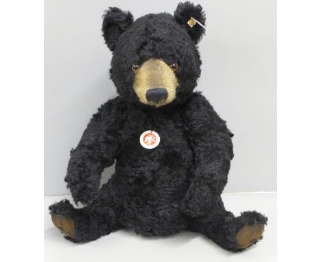A Steiff Winnipeg limited edition teddy, boxed with certificate 