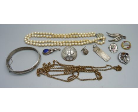 A silver ingot pendant, an Art Nouveau style silver brooch with Birmingham import mark, four other brooches including one by 