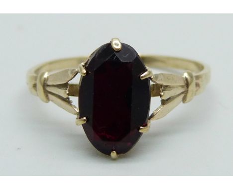 A 9ct gold and red stone ring, 1.7g, R 
