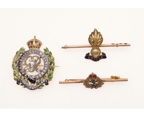 centred with the monarch's initials for George V in rose-cut diamonds, with an enamel blue border and scroll and an outer sur