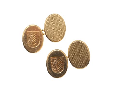 of oval shape, each with engine turned decoration and engraved with a crest, 13.6 grams.  *CR  Light scratches to the gold.