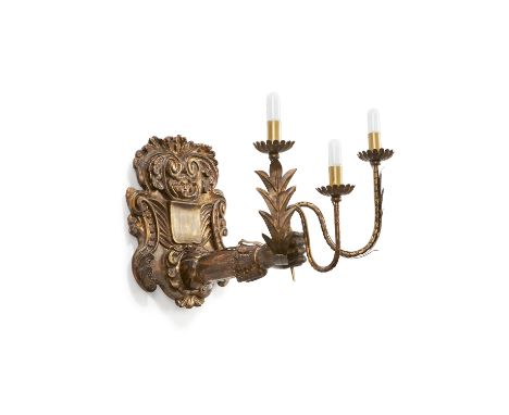 ITALIE DU NORD, XVIIE SIÈCLE, à trois feux en bois doré et métal patiné or. La platine en blason stylisé ; sculptée en demi-r