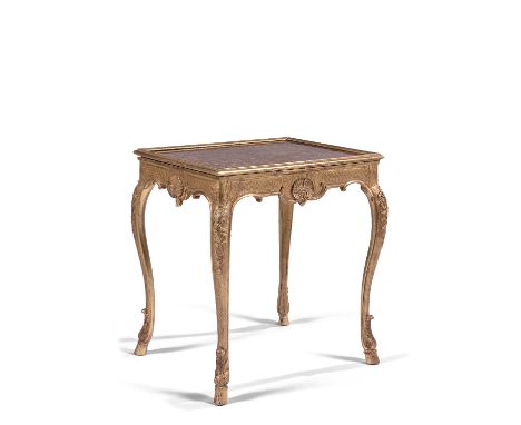 ÉPOQUE RÉGENCE, VERS 1720, en bois doré à fond losangé. La ceinture sculptée de coquilles au centre de chacun des côtés ; rep