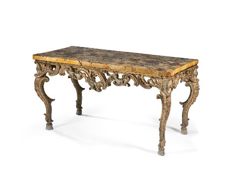 STYLE LOUIS XV, TRAVAIL ÉTRANGER, SECONDE MOITIÉ DU XIXE SIÈCLE, en bois peint grège et doré à décor sculpté à jour d'agrafes