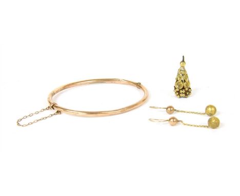 An Edwardian hollow hinged gold bangle, of tubular form with a gold Regency pendant cap (damaged), tested as approximately 9c