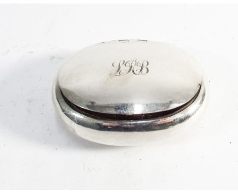 Edwardian 1904 hallmarked silver oval snuff box with engraved initial LRB to the lid. 