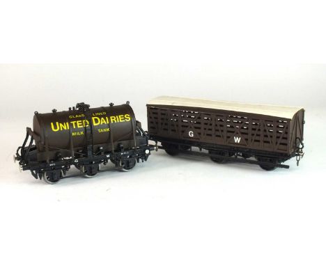 A good O-gauge model of a good wagon, 'Glass Lined United Dairies Milk Tank' , brown and yellow livery, with sprung buffers, 