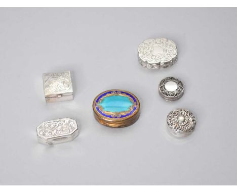 A Victorian silver viniagrette, Edward Smith, Birmingham 1855, an Edwardian silver pill box, Birmingham 1906, two modern silv