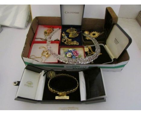 A mixed lot of costume jewellery including 18ct gold plated gate bracelet, brooches, pendants etc