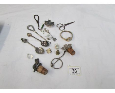 A mixed lot including button hooks
