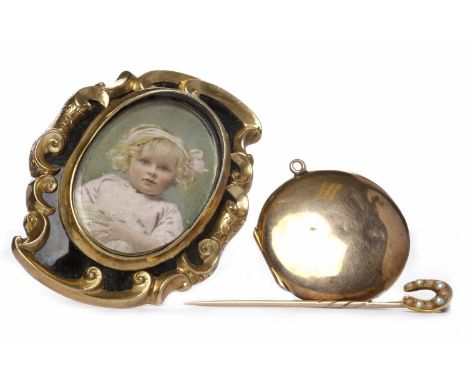 VICTORIAN MOURNING PHOTOGRAPH PORTRAIT BROOCHof overall oval form, set with a central oval framed photograph of a child surro
