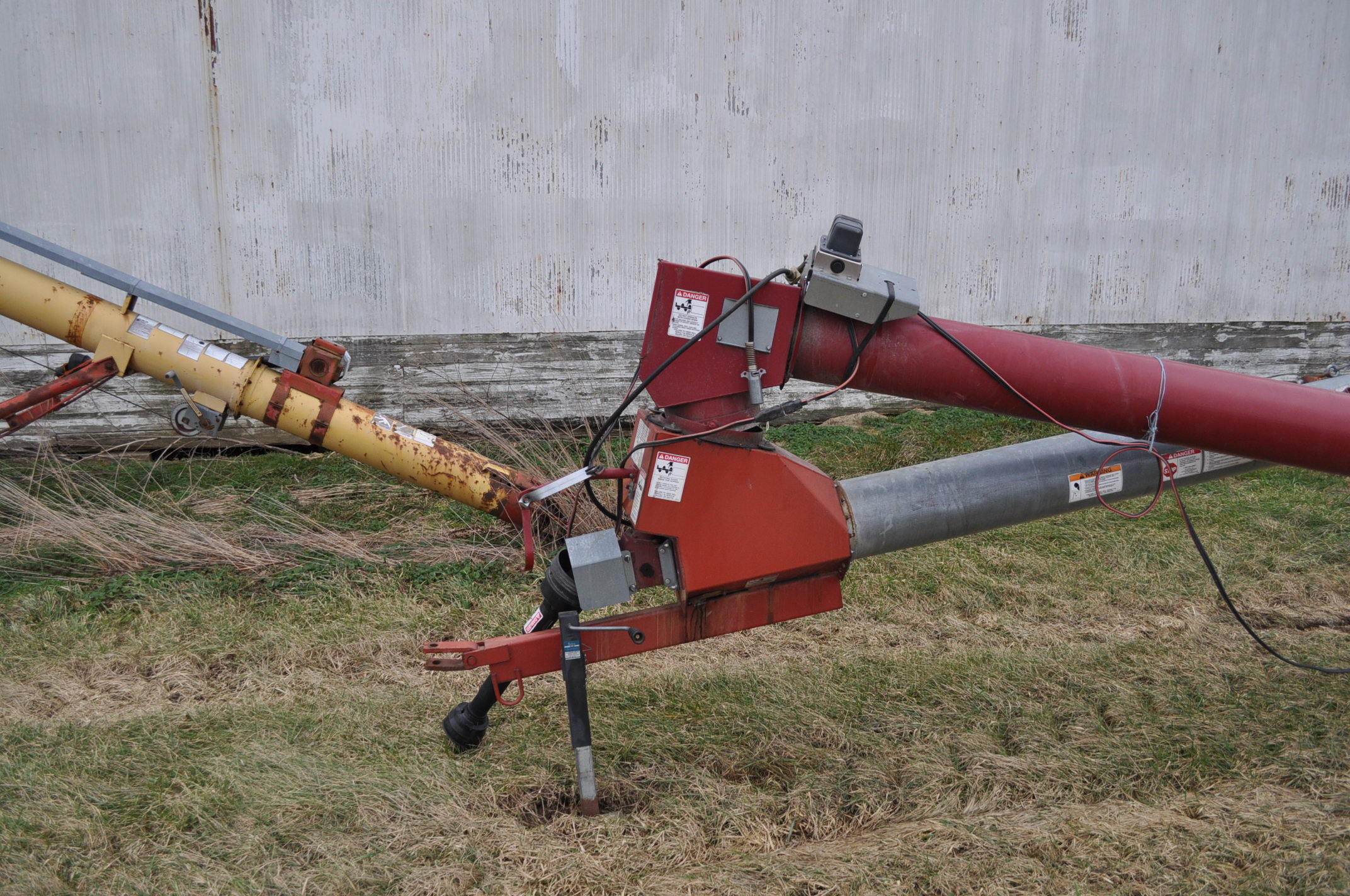 Hutchinson 10x72 swingaway auger, 540 pto, 12 volt electric hopper mover
