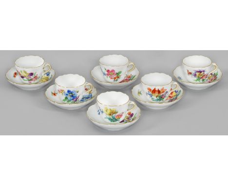 Sechs Mokkatassen "Deutsche Blume"mit Untertassen. Form "Neuer Ausschnitt". Schauseitig Blumengebinde, rückseitig Streublumen