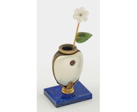 Ziervaseim Stil von Karl Fabergé. Silber, teilw. vergoldet sowie emailliert und Metall. Rechteckiger Sockel mit abgeschrägten