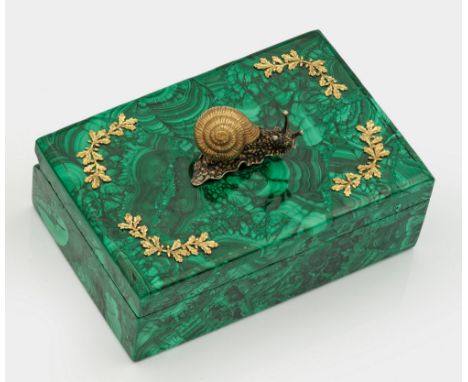 Dekorative Malachitschatulleim Stil von Karl Fabergé. Silber, teilw. vergoldet. Rechteckiger Korpus mit gerader Wandung und a