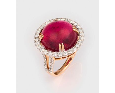 Repräsentativer Rubellit-BrillantringRoségold, gest. 585. Zentral besetzt mit einem himbeerfarbenen Rubellit von ca. 18,62 ct