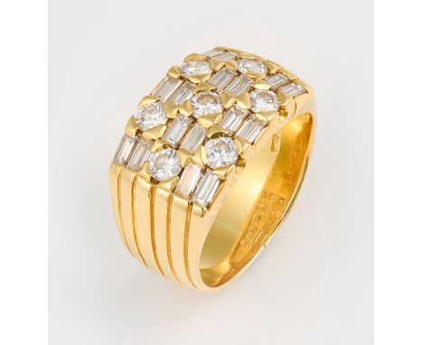 Diamant-BandringGelbgold, gest. 750. Schachbrettartig besetzt mit Brillanten und Diamantbaguetten von zus. ca. 1,50 ct.; Gew.