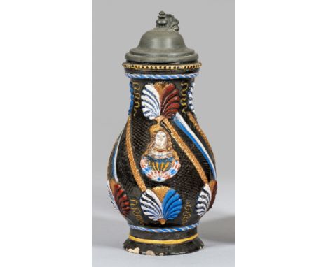 BirnkrugSog. "Annaberger Krug". Steinzeug, dunkelbraun schwarz engobiert und salzglasiert. Aufgelegter und mit polychromen Em