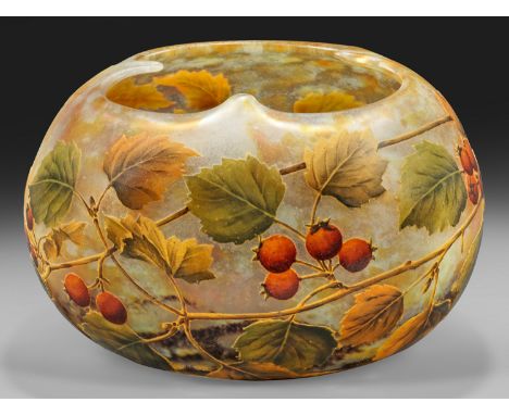 Jugendstil-Ziervase mit Weißdorn-Dekor von Daum FrèresGedrückte Kugelform mit dreipassig eingezogener Mündung. Überfangglas, 