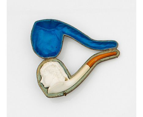 Figürliche Meerschaumpfeifeim Etui. Meerschaum geschnitzt. Figural gearbeiteter Pfeifenkopf in Form eines Frauenkopfes mit ku