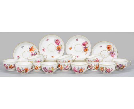 Zwölf Teetassen mit Blumendekor12 Teetassen mit Untertassen. "Osier"-Reliefdekor. Auf Schauseite und auf Fahne jeweils ein Bl