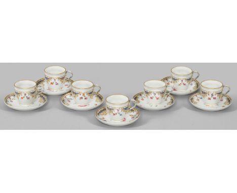 Sieben Mokkatassen "Breslauer Stadtschloss"mit Untertassen. Reliefdekor "Rocaille". Farbenprächtiges Blumenbukett und Blumenf