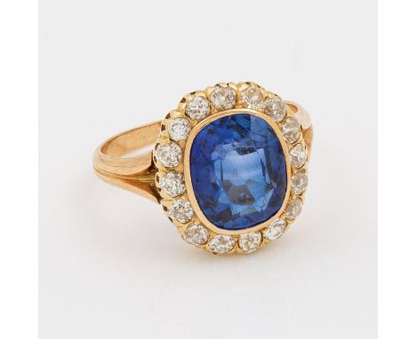 JugendstilringRoségold, 14 ct.; Zentral besetzt mit einem kornblumenblauen, synthetischen Saphir von ca. 10 mm x 8 mm, entour