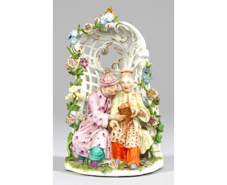 Seltene Meissen Figurengruppe "Chinesenpaar in einer Laube"Unregelmäßiger, mit Blüten und Blättern belegter Sockel. Vor gitte