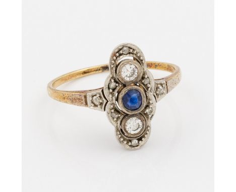 Jugendstil-Saphir-DiamantringGelbgold, 14 k.; Zentral besetzt mit einem kornblumenblauen Saphir, flankiert von zwei Diamanten