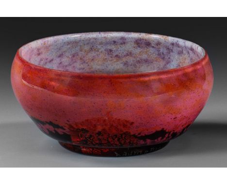 "Verre de Jade"-Schale von Daum FrèresLeicht gebauchte Form. Überfangglas, farblos mit weißlich-bläulichen, himbeerroten, ora