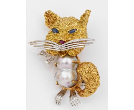 Katzenbrosche von Toliro, ItalienGelb- und Weißgold, 18 k.; Zentral besetzt mit einer silbergrauen Perle in Barockform und in