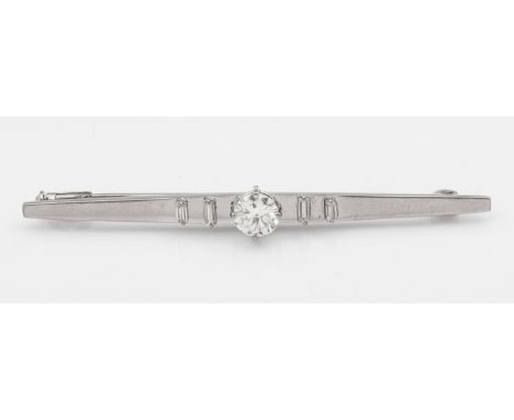 Stabnadel mit BrillantsolitärWeißgold, gest. 585. Zentral besetzt mit einem Brillanten von ca. 0,70 ct. (J-K/si2), flankiert 