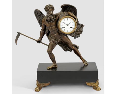 Große Skulpturen-PenduleBronze, dunkelbraun patiniert sowie schwarz lackierter Stein. Vollplastische Darstellung des schreite