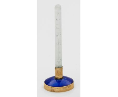 Kleines TischthermometerSilber, teilw. emailliert. Aufgewölbter, blau emaillierter und wellenförmig guillochierter Stand, übe
