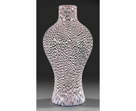 "Dama-Murrina"-Vase von VeniniBalusterform. Die Wandung aus weißem Glas mit flächendeckendem, feinem, aufwendigem Dekor aus g