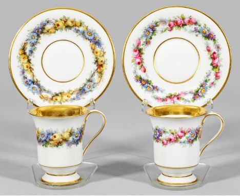 Paar Tassen mit Blumenmalerei von Franz AulichGlockenbecherform auf Untertasse. Umlaufend zentral der Wandung und auf der Fah