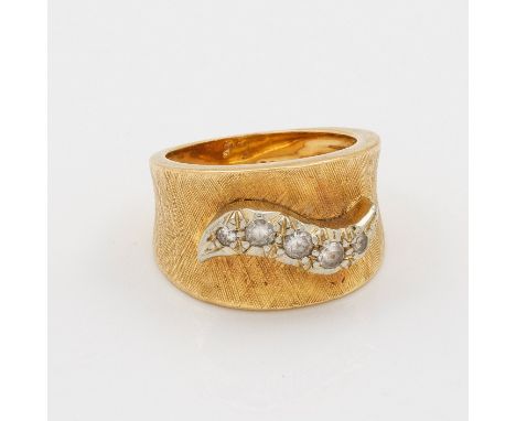 Cocktailring aus den 1960er JahrenGelbgold, gest. 750. Satinierte Bandringschiene besetzt mit Zirkonia. Gew. ca. 8,79 g.Ring 