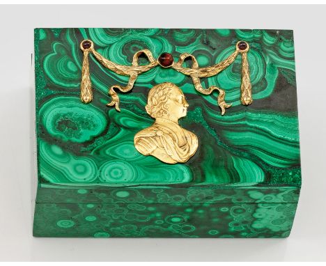 Kleine Malachitschatulleim Stil von Karl Fabergé. Rechteckiger Korpus mit gerader Wandung. Auf flachem Scharnierdeckel zentra