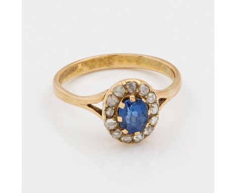 Jugendstil-SaphirringGelbgold, gest. 585. Zentral besetzt mit einem kornblumenblauen Saphir von ca. 0,50 ct., entouriert von 