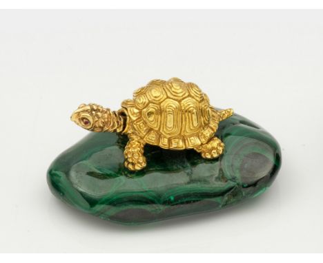 Kleiner figürlicher Briefbeschwererim Stil von Karl Fabergé. Silber, vergoldet. Über naturalistisch geschliffenem Malachitste