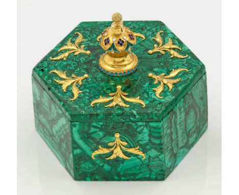 Malachitschatulleim Stil von Karl Fabergé. Silber, vergoldet. Sechsfach gekanteter Korpus mit gerader Wandung. Auf flachem St