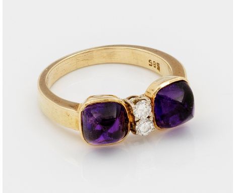 Feiner Amethyst-BrillantringGelbgold, gest. 585. Besetzt mit 2 violetten Amethyst-Cabochons, unterteilt durch 2 Brillanten vo