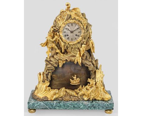 Ungewöhnliche Pendule "Grotte"Bronze, teilw. vergoldet sowie grün gemaserter Marmor. Über rechteckiger Plinthe naturalistisch