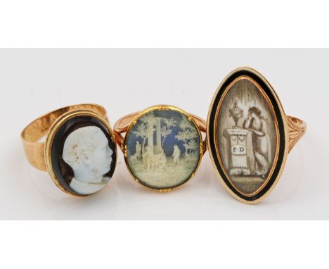 Drei Biedermeier Memorial-RingeRoségold, 14 ct.; Ovale Medaillonform, innen unterschiedliche szenische Darstellungen sowie Ka
